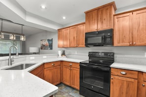Standard Condo, 3 Bedrooms, Non Smoking, Kitchen | Shared kitchen | Fridge, microwave, oven, stovetop
