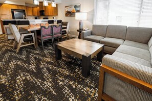 Standard Condo, 3 Bedrooms, Non Smoking, Kitchen | Living room | 40-inch LED TV with satellite channels, TV, fireplace