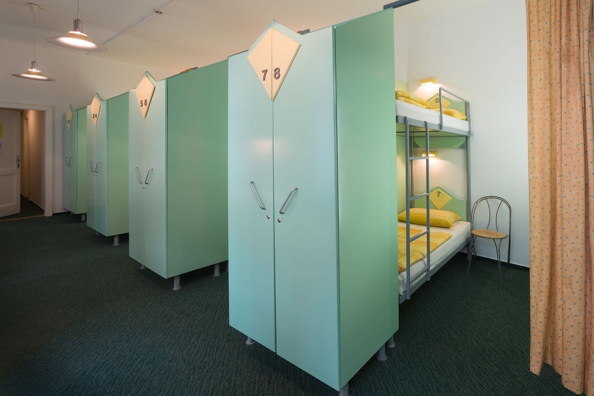One Bed in a Dorm Room for 12 people, Walking Tour Included | Caja de seguridad en la habitación y tabla de planchar con plancha
