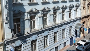 Un edificio de varios pisos con un letrero que indica que es un albergue.