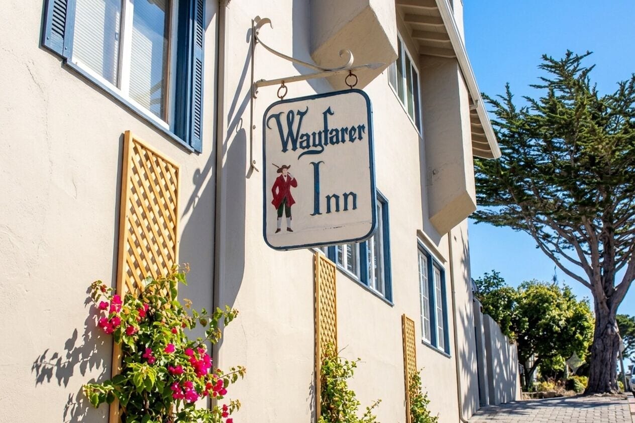 Un edificio con un letrero que dice 'Wayfarer Inn' y una estructura de madera celosía.