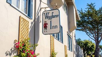 Un edificio con un letrero que dice 'Wayfarer Inn' y una estructura de madera celosía.