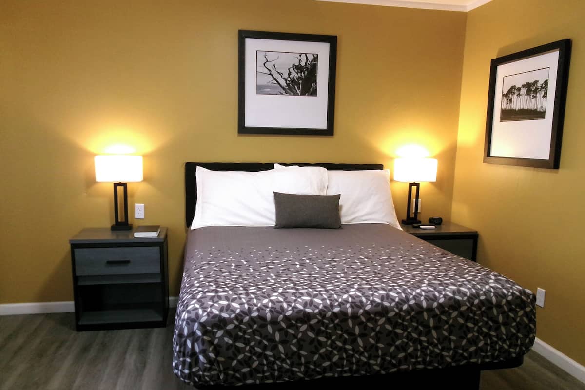 Executive suite, 2 slaapkamers (Double Queen) | Luxe beddengoed, donzen dekbedden, een bureau