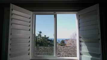 King Bedroom: Full Ocean View | Beach/ocean view