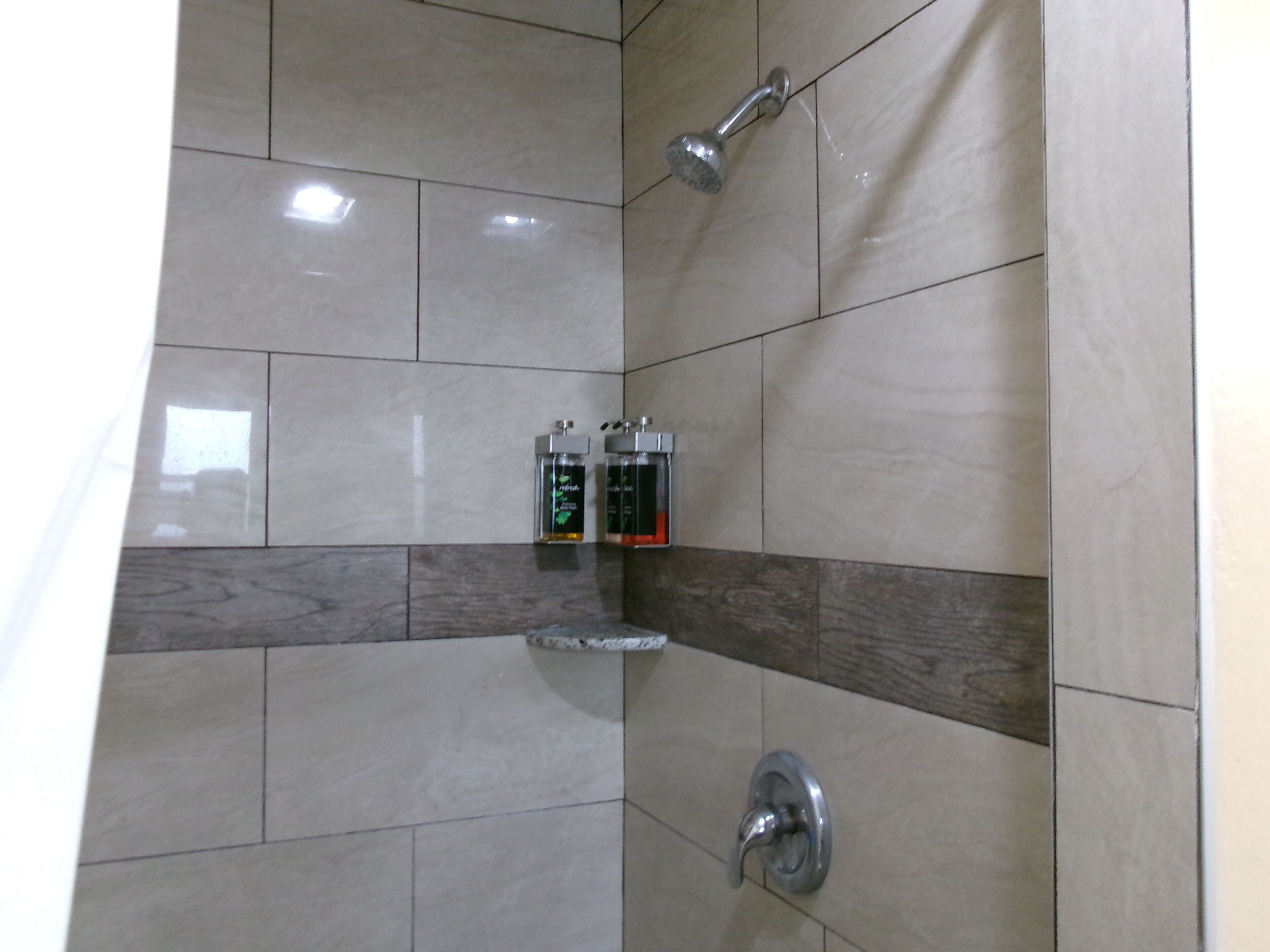 2 Bedroom Executive Suite: Double Queen | Bathroom | Combined shower/tub, hair dryer (on request), towels, soap