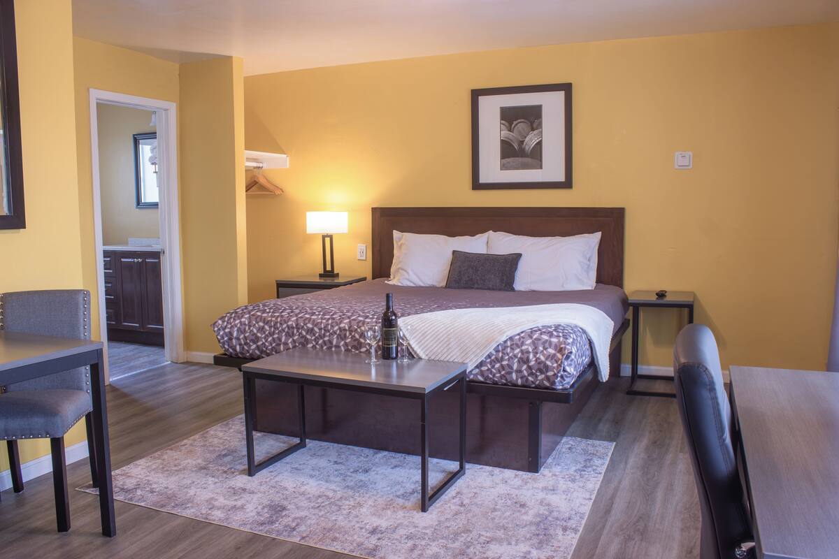 2 Bedroom Family Suite with Fireplace: 1 King, 2 Twins