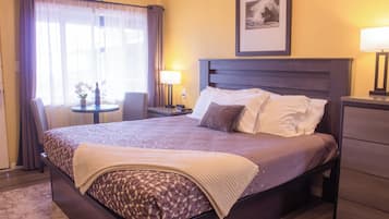 King Bedroom with Fireplace | Seprai premium, selimut bulu angsa, meja kerja, dan setrika/meja setrika