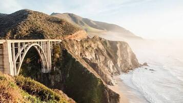 Un puente sobre un acantilado costero con vista al océano.