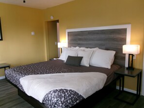 Kamar Standar, 1 Tempat Tidur King, pemandangan samudra | Seprai premium, selimut bulu angsa, meja kerja, dan setrika/meja setrika