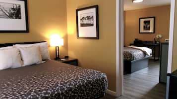 Suite ejecutiva, 2 habitaciones (Double Queen) | Ropa de cama de alta calidad, edredón y escritorio