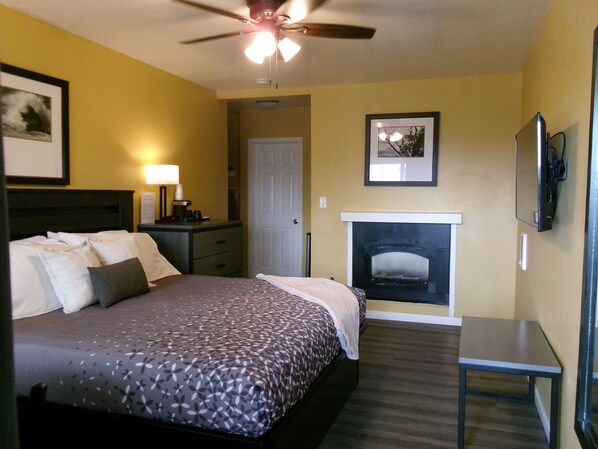 King Bedroom with Fireplace | Peralatan tempat tidur premium, gebar bulu kapas, meja 