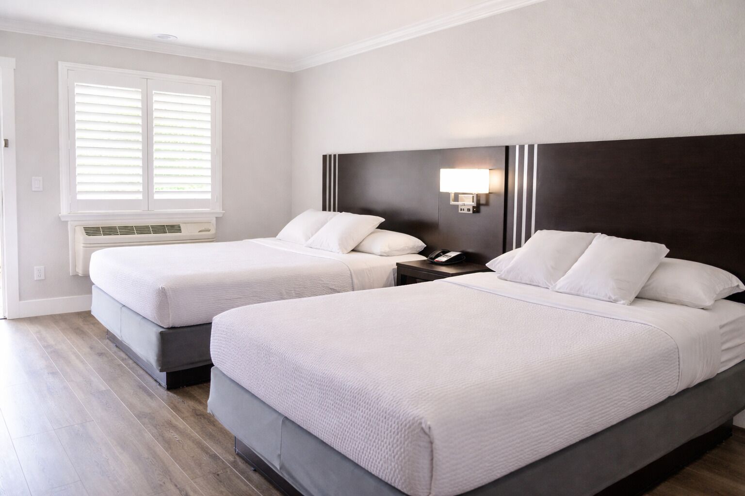 Klassieke kamer, 2 queensize bedden, niet-roken, koelkast & magnetron | Een bureau, een laptopwerkplek, een strijkplank/strijkijzer, gratis wifi