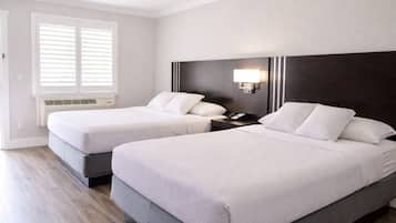 Klassieke kamer, 2 queensize bedden, niet-roken, koelkast & magnetron | Een bureau, een laptopwerkplek, een strijkplank/strijkijzer, gratis wifi