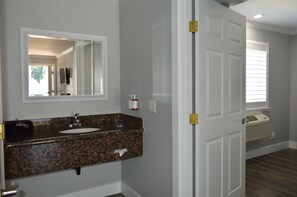 Suite Premium, 1 cama de matrimonio grande, no fumadores, bañera de hidromasaje | Lavabo del cuarto de baño