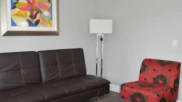 Suite, 1 King Bed, Non Smoking | Living area