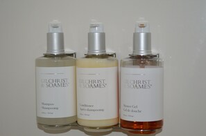 Ducha y bañera combinadas y artículos de higiene personal gratuitos