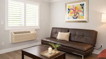 Deluxe suite, 1 kingsize bed, niet-roken, koelkast & magnetron | Woonruimte | Televisie