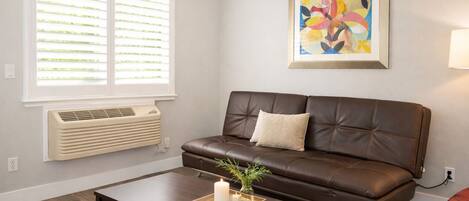 Suite Deluxe, 1 très grand lit, non-fumeur, réfrigérateur et four à micro-ondes | Coin séjour