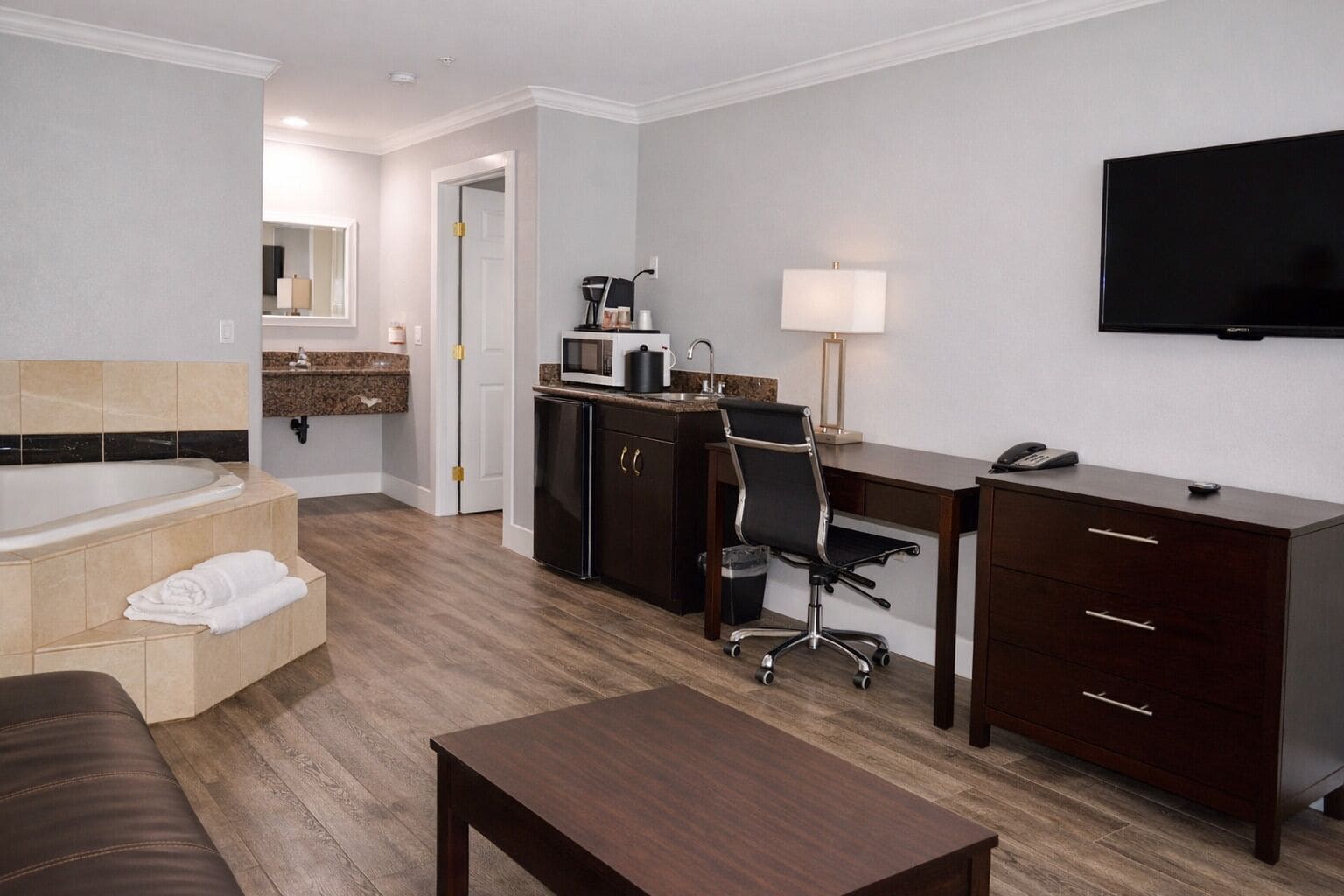 Suite Premium, 1 cama de matrimonio grande, no fumadores, bañera de hidromasaje | Escritorio y espacio para trabajar con un portátil