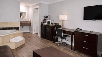 Suite Premium, 1 cama de matrimonio grande, no fumadores, bañera de hidromasaje | Escritorio y espacio para trabajar con un portátil