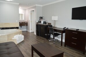 Desk, laptop workspace, iron/ironing board, free WiFi - Fairview Inn and Suites (Healdsburg)