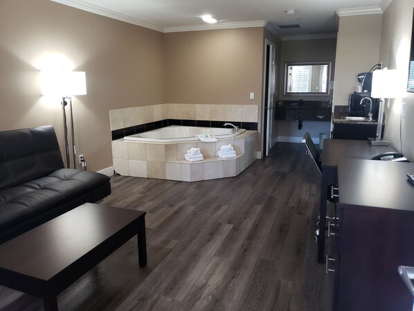 Desk, laptop workspace, iron/ironing board, free WiFi - Fairview Inn and Suites (Healdsburg)