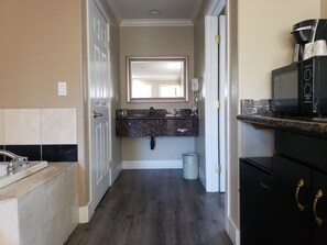 Bathroom sink - Fairview Inn and Suites (Healdsburg)