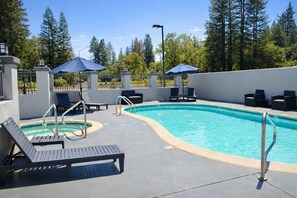 حمّام سباحة خارجي، مظلات على حمّام السباحة، مقاعد للتشمس