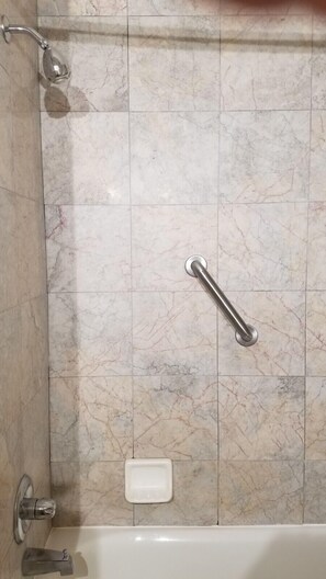 Habitación, 1 cama de matrimonio grande | Baño | Ducha y bañera combinadas y artículos de higiene personal gratuitos