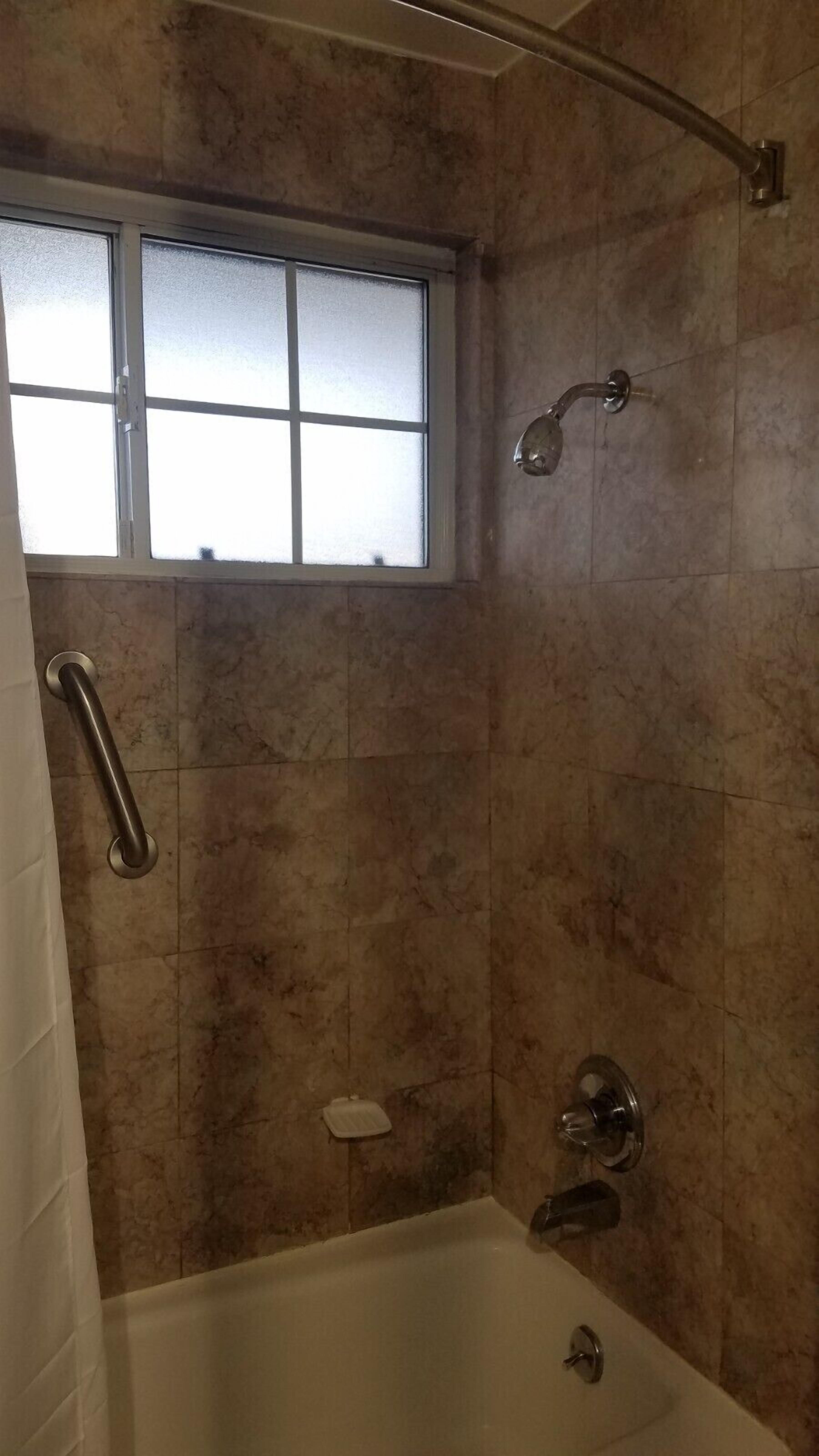 double room | bathroom | combined shower/bathtub, free toiletries, hair dryer, towels