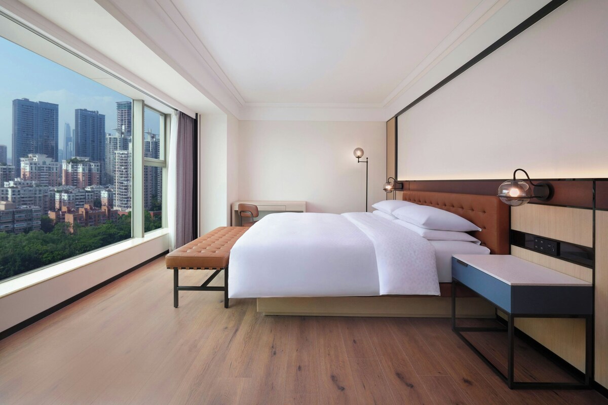 Premium Suite, 1 King Bed | In-room safe, desk, laptop workspace, blackout drapes