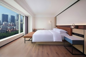 A modern hotel room with a large bed, a desk, and a view of the cityscape. - Four Points by Sheraton Shenzhen (Shenzhen)