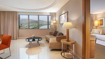 Phòng Suite, 1 phòng ngủ | Két bảo mật tại phòng, bàn, khu vực làm việc phù hợp cho laptop