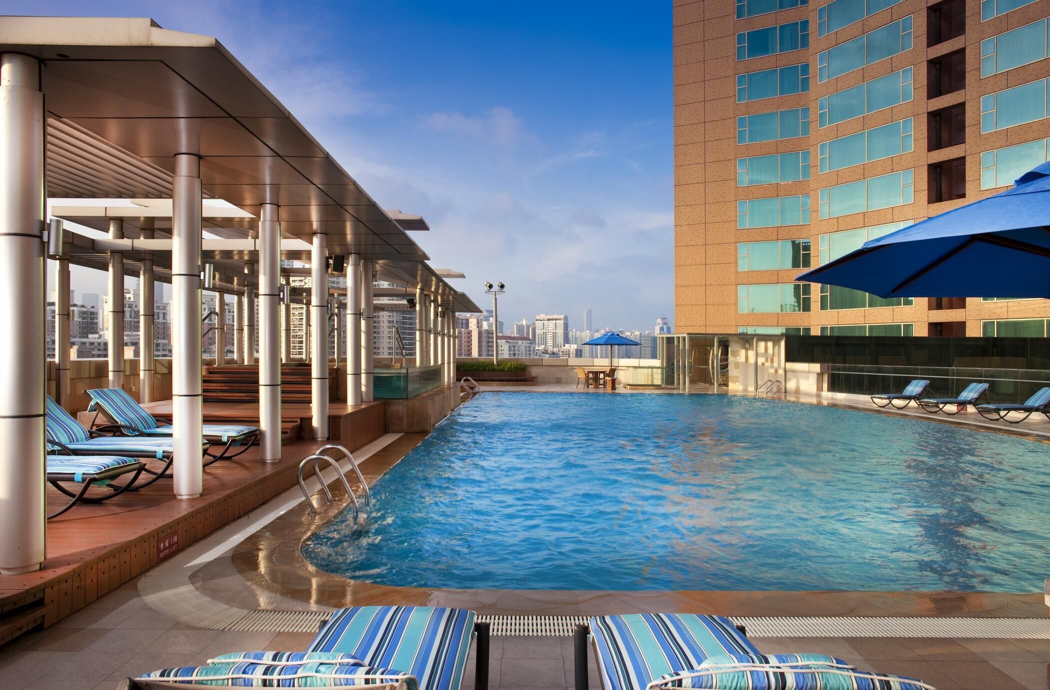 室外泳池；06:00 至 22:00 開放；泳池傘、場內有救生員當值