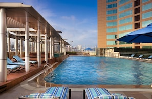 Piscine extérieure, parasols de plage, maîtres-nageurs sur place