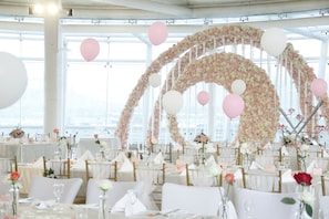 A banquet hall with round tables, white tablecloths, and gold chairs. - Four Points by Sheraton Shenzhen (Shenzhen)