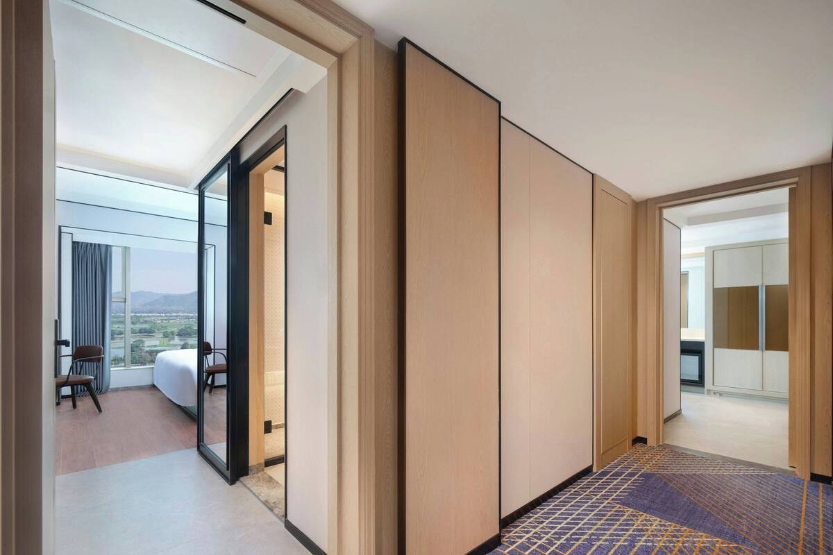 Familiekamer, 1 kingsize bed | Een kluis op de kamer, een bureau, een laptopwerkplek