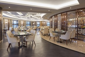 2 restaurants servant le petit déjeuner, spécialités Cuisine asiatique