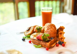 Daily buffet breakfast (CNY 208 per person)