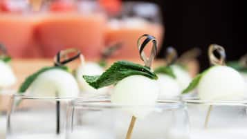 Una bandeja con vasos, una bebida blanca adornada con hojas de menta y un aro de metal.