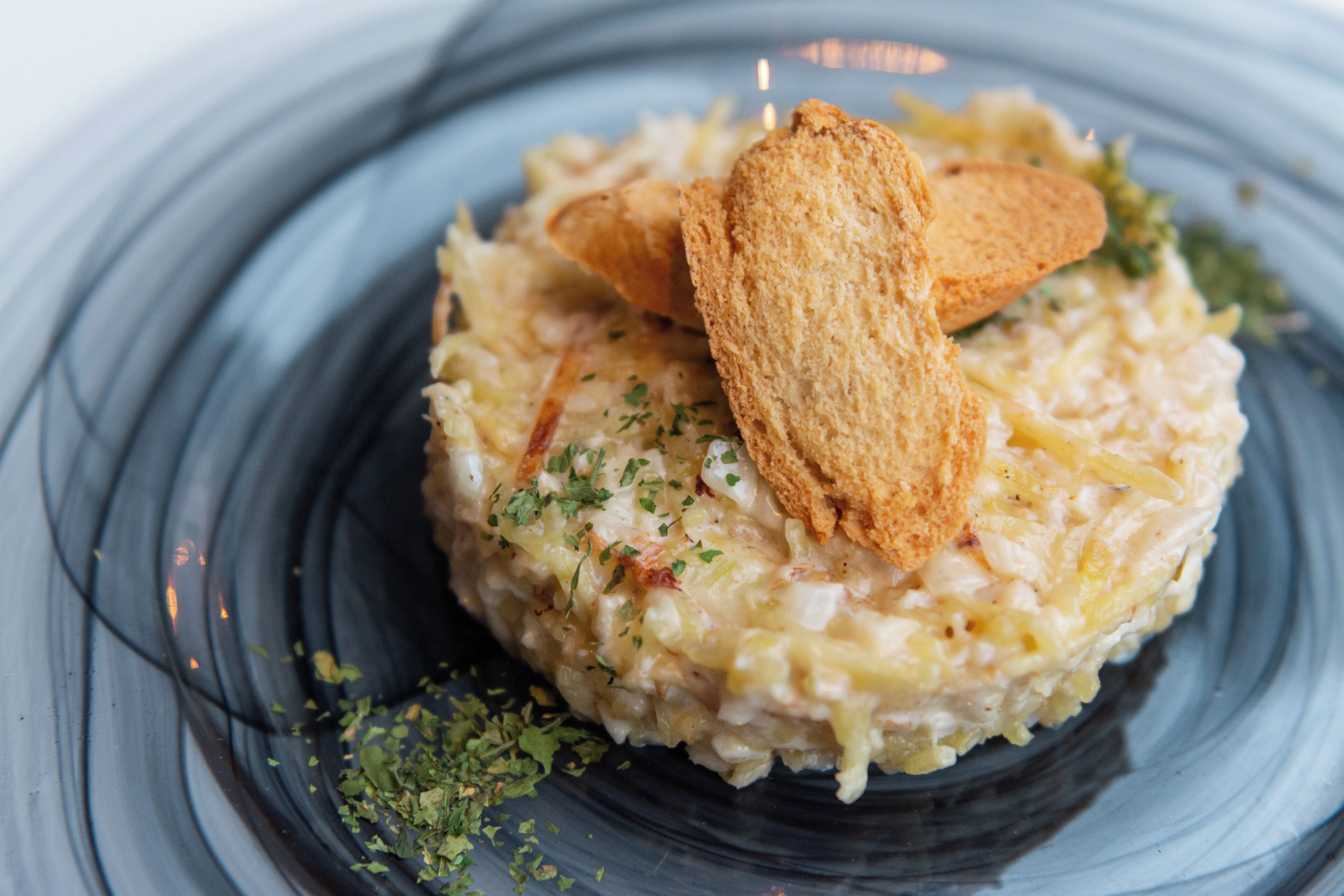 Un plato con pan.