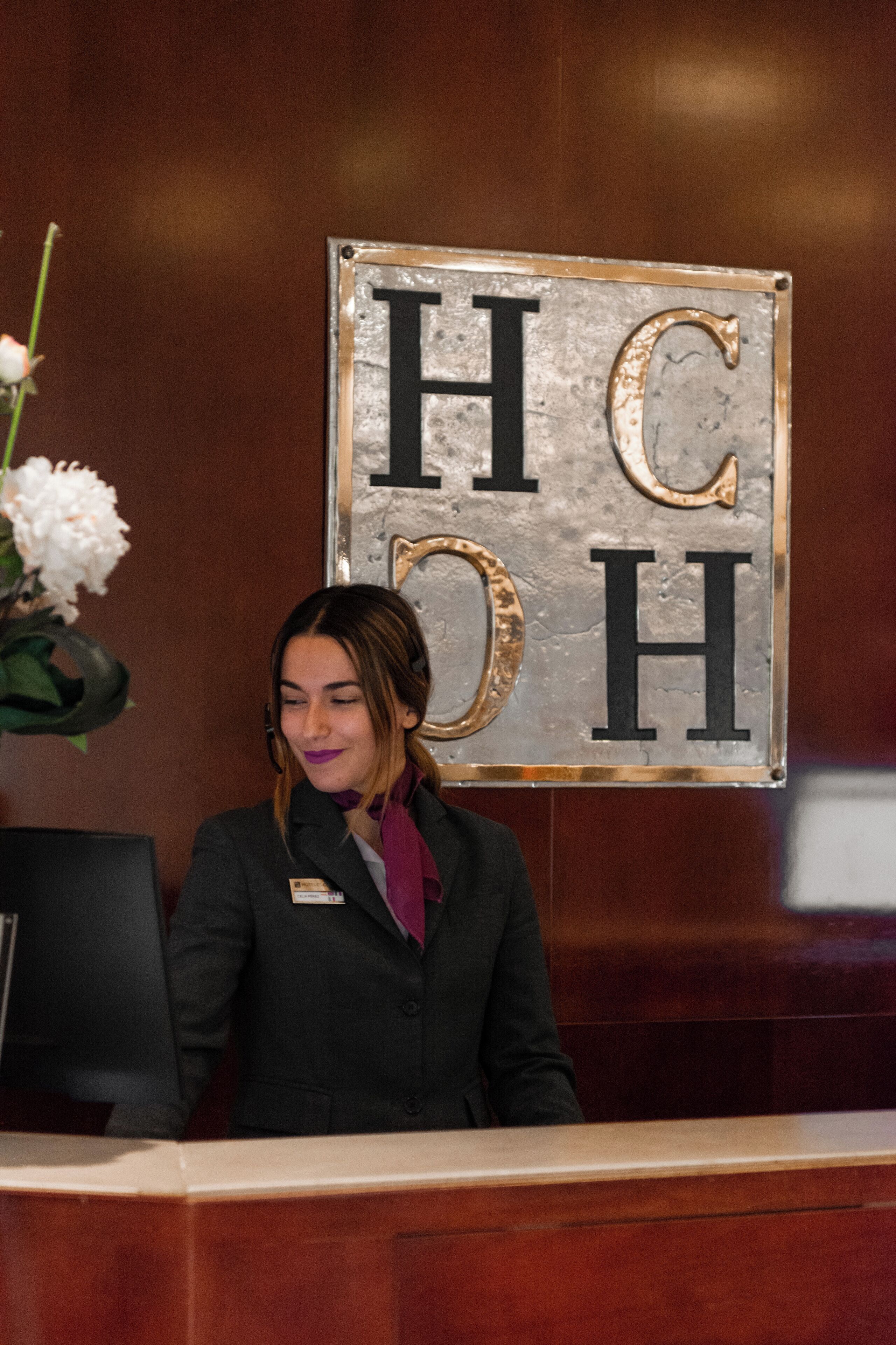 Un mostrador de recepción con un cartel que dice "HOTEL" en letras grandes.