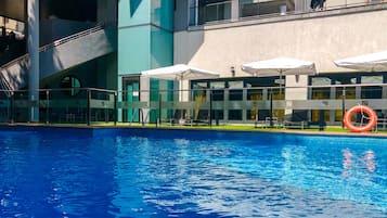 Una piscina al aire libre de temporada