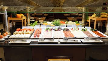 Petit déjeuner buffet (12 EUR par personne)