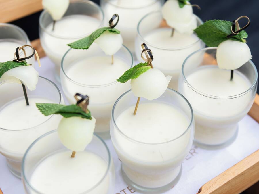 Kerzenständer mit Kerzen und dekorativen Elementen.