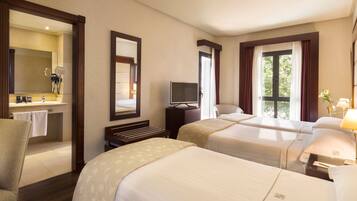 Habitación doble (extra bed) | Minibar, caja de seguridad en la habitación y cortinas blackout