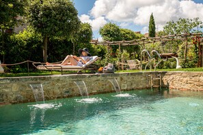 Seasonal outdoor pool, pool umbrellas, sun loungers -  Hotel Palazzo del Capitano Wellness & Relais - Luxury Borgo Capitano Collection (San Quirico d'Orcia)