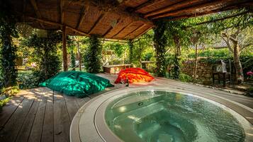 AuĂenpool (je nach Saison geöffnet), Sonnenschirme, LiegestĂŒhle