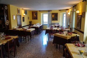 供應早餐、午餐及晚餐