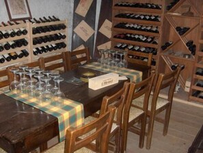 供應早餐、午餐及晚餐